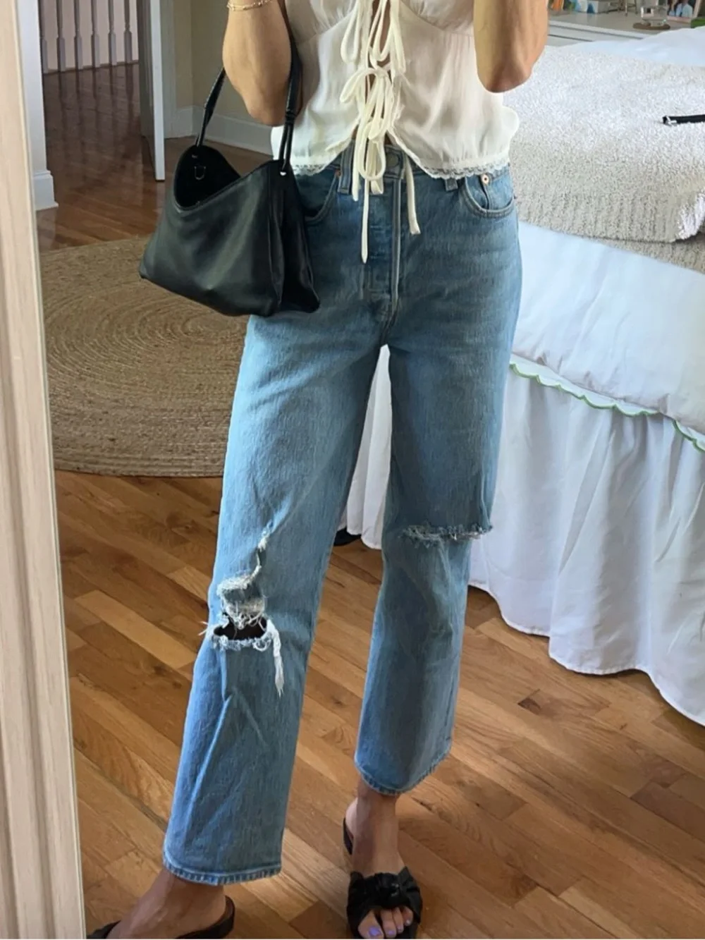 Levi’s Distressed Ribcage Straight Leg - Picture 2 of 6
